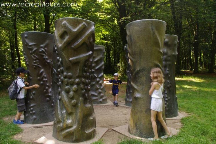 Jeu de cache-cache avec les sculptures du parc