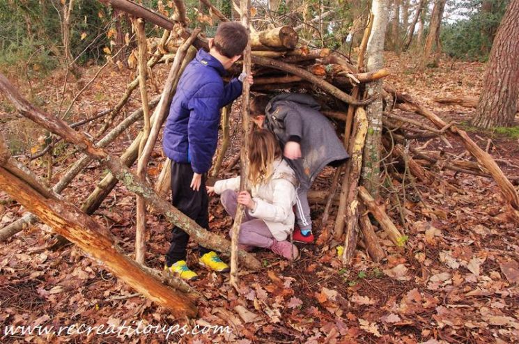 Les petits explorateurs découvrent une cabane